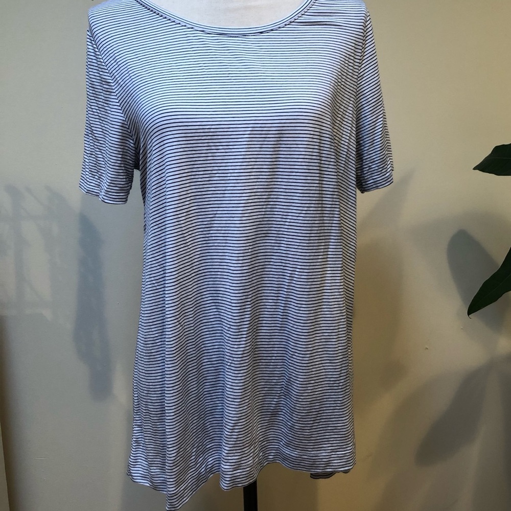 Loose-fitting Old Navy tee